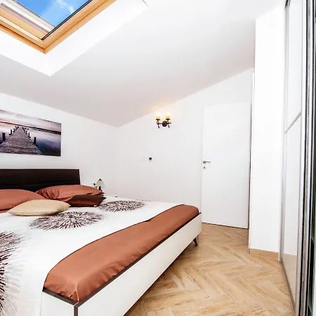 Luxurious In With Garden