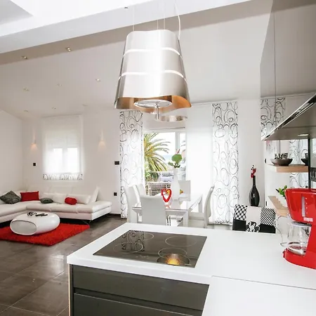 Luxurious In With Garden Appartement *