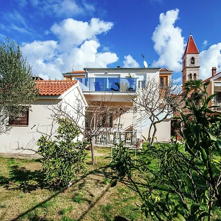 Luxurious In With Garden