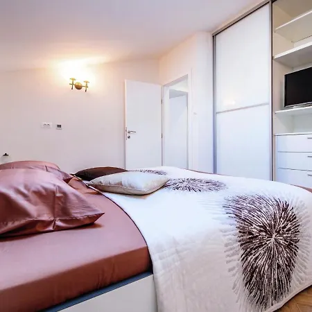 Apartament Luxurious In With Garden