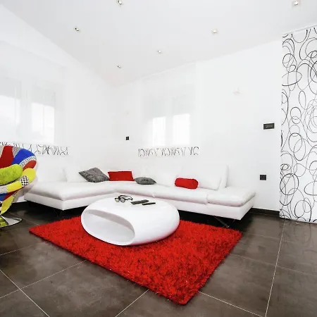 Luxurious In With Garden *