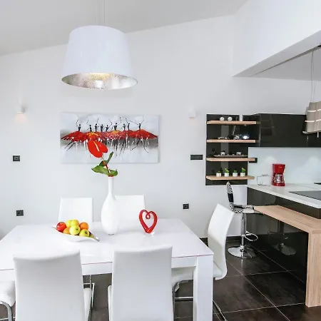 Luxurious In With Garden *