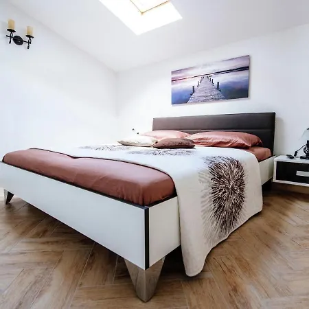 Luxurious In With Garden