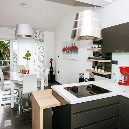 Luxurious In With Garden *