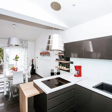 Luxurious In With Garden