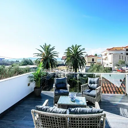 Luxurious In With Garden